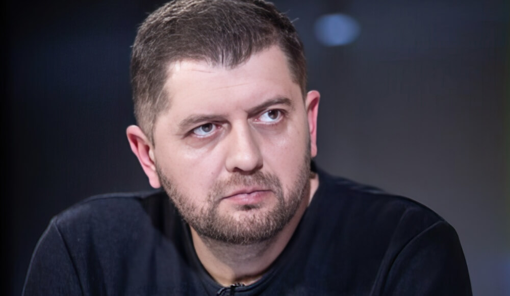 bărbatul de la interviu cu privirea serioasă