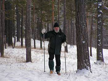 un bărbat în vârstă merge pe jos Nordic walking